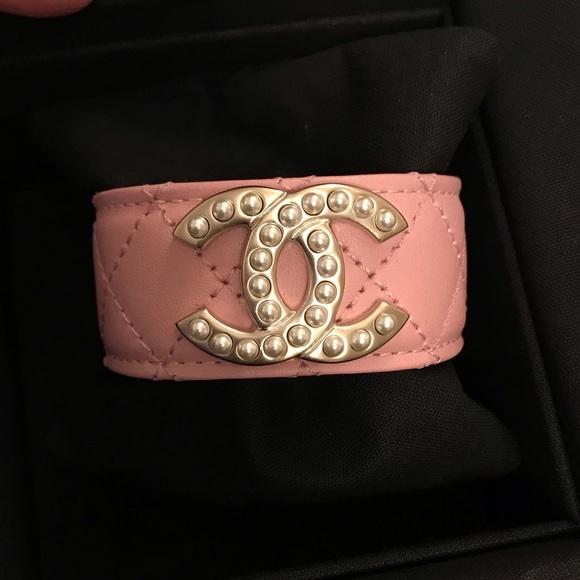CHANEL PINK AND PEARL LEATHER CUFF BRACELET NWT - Picture 3 of 8